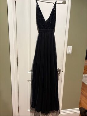 Elegant Black Sequin V-Neck Maxi Dress with Tulle overlay